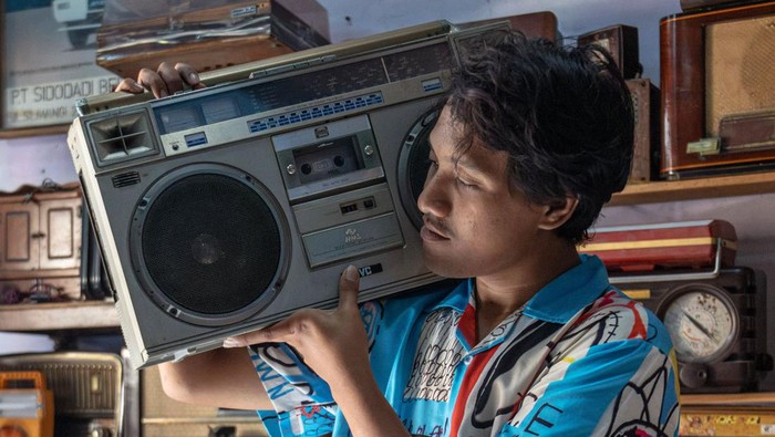 Pelanggan memilih radio transistor jenis boombox di galeri Kanggoroe Vintage Store di Gayamsari, Kota Semarang, Jawa Tengah, Kamis (13/7/2023). Selain menerima jasa reparasi, berbagai  macam radio antik jenis tabung dan transistor dari tahun pembuatan 1930an hingga 1980an, koleksi di galeri rumahan tersebut juga menjual seharga Rp500 ribu - Rp2,5 juta untuk radio transistor dan Rp1,5 juta - Rp13 juta untuk radio tabung per unit, tergantung tahun pembuatannya, merek, jenis, serta kelangkaan radio yang menjadi buruan kolektor radio antik di Indonesia. ANTARA FOTO/Aji Styawan/Spt.