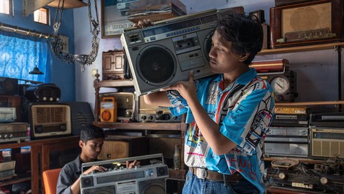 Pelanggan memilih radio transistor jenis boombox di galeri Kanggoroe Vintage Store di Gayamsari, Kota Semarang, Jawa Tengah, Kamis (13/7/2023). Selain menerima jasa reparasi, berbagai  macam radio antik jenis tabung dan transistor dari tahun pembuatan 1930an hingga 1980an, koleksi di galeri rumahan tersebut juga menjual seharga Rp500 ribu - Rp2,5 juta untuk radio transistor dan Rp1,5 juta - Rp13 juta untuk radio tabung per unit, tergantung tahun pembuatannya, merek, jenis, serta kelangkaan radio yang menjadi buruan kolektor radio antik di Indonesia. ANTARA FOTO/Aji Styawan/Spt.