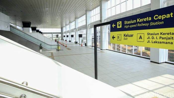 Stasiun LRT Halim, Jakarta yang telah rampung pengerjaanya kini memiliki skybridge. Skybridge ini mengintegrasikan penumpang LRT dan Kereta Cepat Jakarta Bandung.