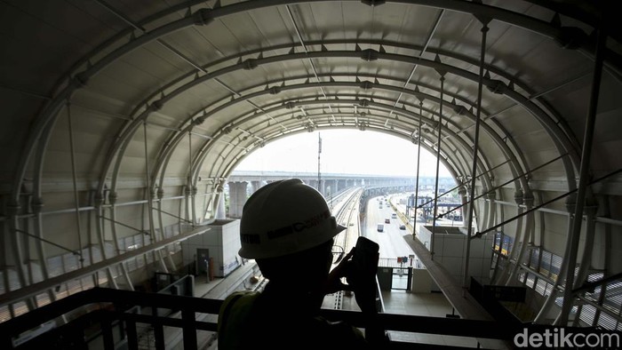 Stasiun LRT Halim, Jakarta yang telah rampung pengerjaanya kini memiliki skybridge. Skybridge ini mengintegrasikan penumpang LRT dan Kereta Cepat Jakarta Bandung.