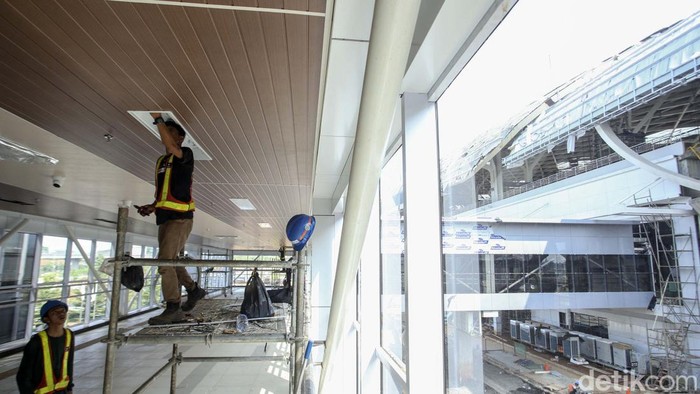 Melihat Stasiun LRT Halim yang Terintegrasi Kereta Cepat Stasiun LRT Halim, Jakarta yang telah rampung pengerjaanya kini memiliki skybridge. Skybridge ini mengintegrasikan penumpang LRT dan Kereta Cepat Jakarta Bandung.