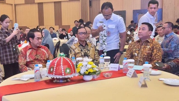 Menko Polhukam Mahfud MD menghadiri acara Seminar Nasional di Unhas Makassar, Sulsel.