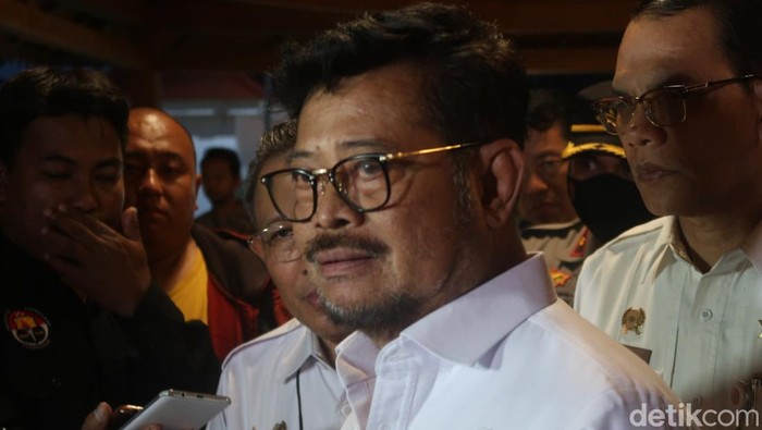 Menteri Pertanian Syahrul Yasin Limpo saat memberikan bantuan vaksin antraks di Kabupaten Gunungkidul, DIY, Kamis (13/7/2023) malam.