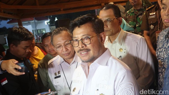 Menteri Pertanian Syahrul Yasin Limpo saat memberikan bantuan vaksin antraks di Kabupaten Gunungkidul, DIY, Kamis (13/7/2023) malam.