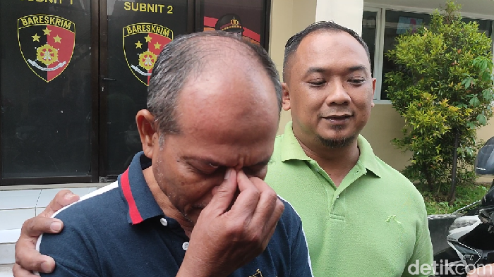 Momen ayah mendiang Ahmad Arsyad Disky (17) menangis saast ditemui awak media di Polrestabes Semarang, Kamis (13/7/2023).