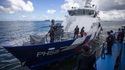 Momen Pertemuan Kapal Patroli Indonesia-Singapura di Garis Perbatasan