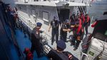 Momen Pertemuan Kapal Patroli Indonesia-Singapura di Garis Perbatasan