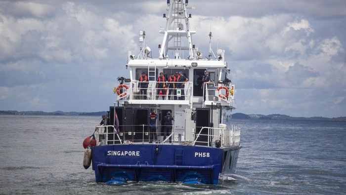 Momen Pertemuan Patroli Laut Indonesia-Singapura di Garis Perbatasan Perwakilan delegasi Direktorat Jenderal Bea Cukai (DJBC) berjabat tangan dengan Perwakilan delegasi Singapore Police Coast Guard (SPCG) setelah melakukan pertemuan di perbatasan laut Singapura dan Batam, Kepulauan Riau, Rabu (12/7/2023). Direktorat Jenderal Bea Cukai (DJBC) dan Singapore Police Coast Guard (SPCG) melakukan Rendezvous at Sea atau pertemuan di laut dalam rangka membahas kerja sama patroli perbatasan Indonesia dan Singapura guna mencegah kegiatan ilegal seperti penyelundupan, Transnational Organised Crimes (TOC) terkait kepabeanan dan perdagangan barang ilegal lainnya. ANTARA FOTO/Teguh Prihatna/nym.