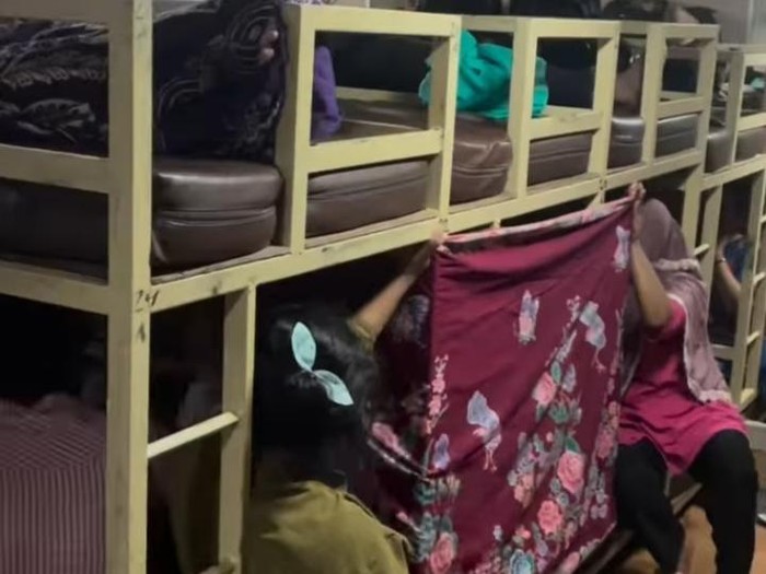 Momen seorang ibu melahirkan di Kapal rute Wakatobi menuju Buton. Dokumen Istimewa