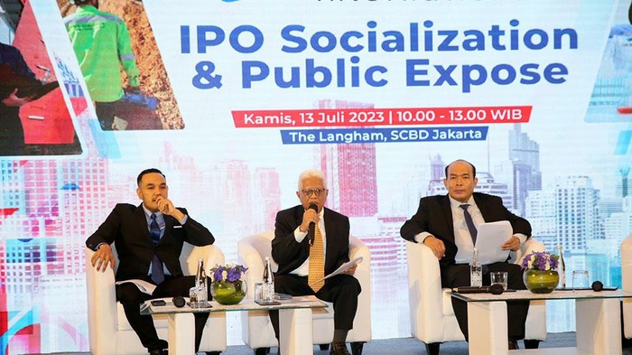 Presiden Direktur PT Mutuagung Lestari Tbk Arifin Lambaga (tengah), didampingi Direktur Keuangan Sumarna (kiri) dan Direktur Operasional Irham Budiman (kanan), berbincang setelah pelaksanaan Public Expose rencana IPO Perseroan di The Langham Hotel Jakarta, Kamis (13/07). MUTU, perusahaan di bidang jasa pengujian, inspeksi, dan sertifikasi (TIC) akan menawarkan sebanyak 942 juta saham baru atau 30% dari total saham perusahaan kepada publik melalui mekanisme penawaran umum perdana saham atau Initial Public Offering (IPO) di Bursa Efek Indonesia, dengan target perolehan dana sebanyak-banyaknya mencapai Rp103,71 miliar.