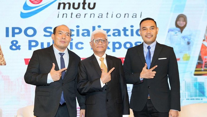 MUTU Lepas 30% Saham Senilai Rp 103,71 Miliar Presiden Direktur PT Mutuagung Lestari Tbk Arifin Lambaga (tengah), didampingi Direktur Keuangan Sumarna (kiri) dan Direktur Operasional Irham Budiman (kanan), berbincang setelah pelaksanaan Public Expose rencana IPO Perseroan di The Langham Hotel Jakarta, Kamis (13/07). MUTU, perusahaan di bidang jasa pengujian, inspeksi, dan sertifikasi (TIC) akan menawarkan sebanyak 942 juta saham baru atau 30% dari total saham perusahaan kepada publik melalui mekanisme penawaran umum perdana saham atau Initial Public Offering (IPO) di Bursa Efek Indonesia, dengan target perolehan dana sebanyak-banyaknya mencapai Rp103,71 miliar.