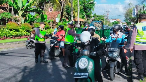 Petugas melakukan Operasi Patuh Agung 2023.