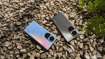 Oppo Reno10 5G hadir dalam dua pilihan warna yaitu Ice Blue dan Silvery Grey. Foto: Virgina Maulita Putri/detikINET