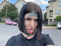 9 Foto Wanita Viral Belah Lidah Sendiri Jadi 2, Penampakannya Kontroversial