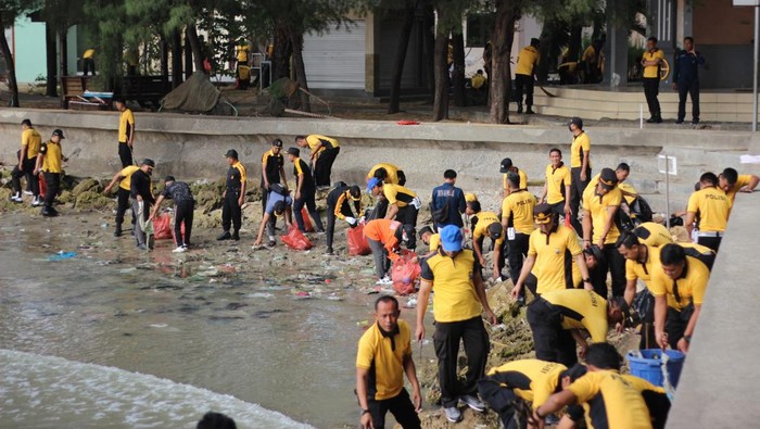 Pantai Boom Tuban penuh sampah diduga karena kurang tertib dan pedulinya masyarakat dan mereka yang berwisata di liburan kali ini.