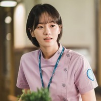 Aktris 29 tahun itu juga dikenal dengan perannya dalam drama Korea It’s Okay Not to Be Okay. Park Gyu Young berperan sebagai perawat yang diam-diam naksir Kim Soo Hyun. Foto: dok. Instagram @lavieenblu