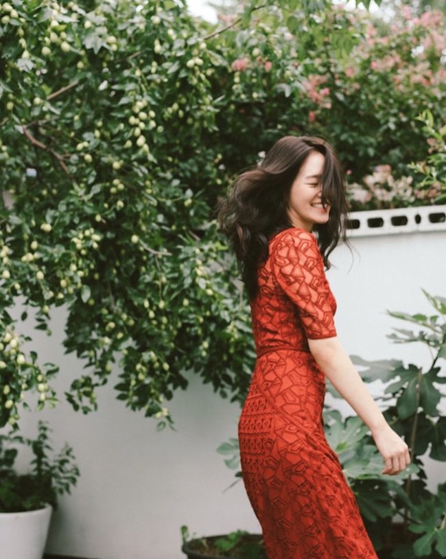 Bikin pangling. Park Gyu Young sempat merawat rambut panjang sebelum memotong pendek rambutnya demi sejumlah peran. Foto: dok. Instagram @lavieenblu