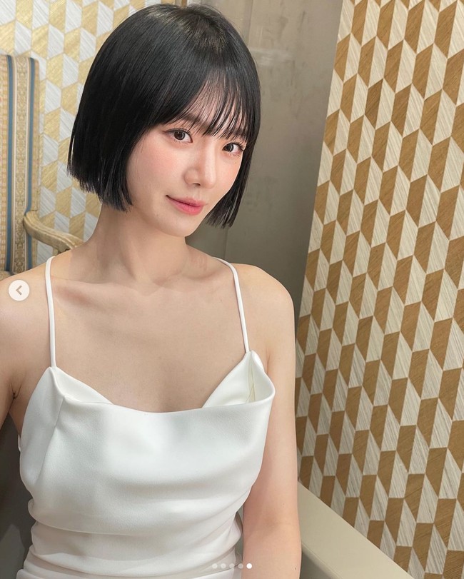 Park Gyu Young memulai perjalanannya sebagai aktris setelah dicasting JYP Entertainment pada 2015. Paras cantiknya di sampul majalah kampus mencuri perhatian. Foto: dok. Instagram @lavieenblu