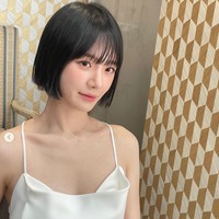 Park Gyu Young memulai perjalanannya sebagai aktris setelah dicasting JYP Entertainment pada 2015. Paras cantiknya di sampul majalah kampus mencuri perhatian. Foto: dok. Instagram @lavieenblu