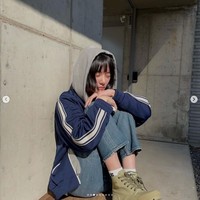 Inilah gaya Park Gyu Young dalam keseharian saat hangout di sebuah cafe. Berbeda dengan penampilan glamornya di drama Korea Celebrity, dia tampil kasual dengan hoodie, jeans, dan sepasang boots. Foto: dok. Instagram @lavieenblu