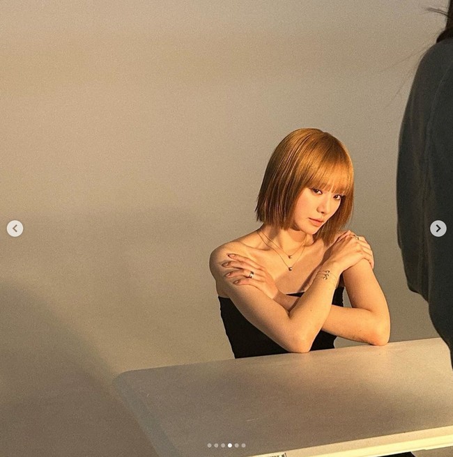 Park Gyu Young juga terlihat punya rambut pirang saat menjalani sebuah pemotretan. Selanjutnya penggemar dapat menantikan penampilannya dalam drama Korea Squid Game 2 yang akan tayang pada 2024. Foto: dok. Instagram @lavieenblu