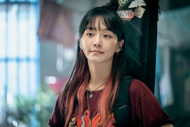 Sebelum membintangi Celebrity, Park Gyu Young sudah dilirik Netflix untuk tampil di Sweet Home. Rambutnya di-styling ombre pink untuk menghidupkan karakter anak band. Foto: dok. Instagram @lavieenblu