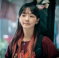 Sebelum membintangi Celebrity, Park Gyu Young sudah dilirik Netflix untuk tampil di Sweet Home. Rambutnya di-styling ombre pink untuk menghidupkan karakter anak band. Foto: dok. Instagram @lavieenblu