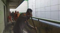 Aparat gabungan pun melakukan bersih-bersih di gedung tersebut pagi ini. Foto: (Fadil/detikcom)