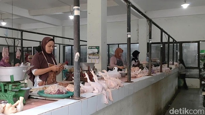 Pedagang daging ayam di Pasar Bendungan, Wates, Kulon Progo, Kamis (13/7/2023).