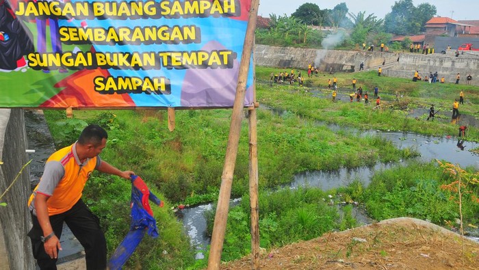 Peduli Lingkungan, Polri Kudus dan Warga Bersih-bersih Sungai Gelis Sejumlah anggota Polisi bersama relawan dan warga membersihkan sampah di Sungai Gelis, Kudus, Kamis (13/7/2023). Aksi bersih sampah serentak bersama Polri tersebut untuk mengurangi tumpukan sampah dan enceng gondok yang menyumbat dan mencemari sungai, sekaligus upaya mengajak masyarakat untuk menjaga kebersihan lingkungan dengan tidak membuang sampah ke sungai. ANTARA FOTO/Yusuf Nugroho/hp.