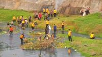 Aksi ini sekaligus upaya mengajak masyarakat untuk menjaga kebersihan lingkungan dengan tidak membuang sampah ke sungai.