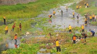 Sejumlah anggota Polisi bersama relawan dan warga membersihkan sampah di Sungai Gelis, Kudus, Kamis (13/7/2023).