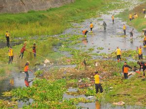 Peduli Lingkungan, Polri Kudus dan Warga Bersih-bersih Sungai Gelis