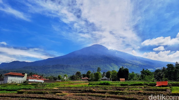 Pemandangan Gunung Ciremai, Kabupaten Kuningan, Kamis (13/7/2023).