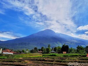 Pendakian Gunung Ciremai Ditutup gegara Cuaca Ekstrem hingga Longsor
