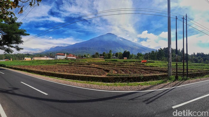 Pemandangan Gunung Ciremai, Kabupaten Kuningan, Kamis (13/7/2023).