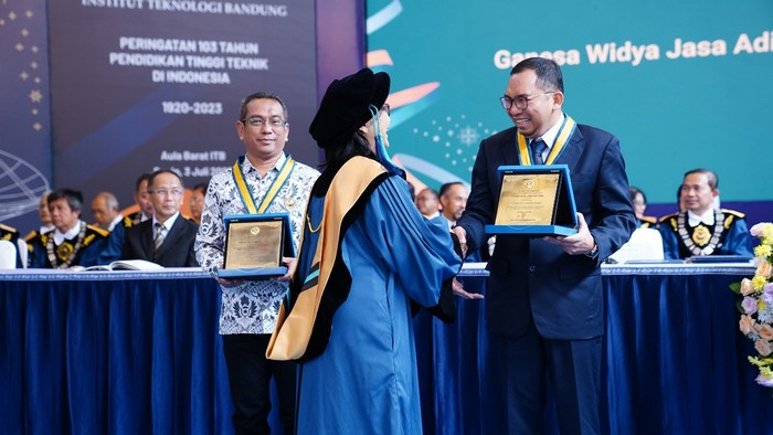 Pemberian Penghargaan Ganesa Widya Jasa Adiutama kepada Paragon yang diwakili Harman Subakat (Group CEO ParagonCorp). Penghargaan diberikan langsung oleh Rektor ITB.