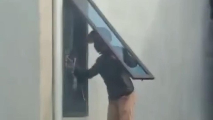 Rekaman pembobolan rumah di Jambi viral.