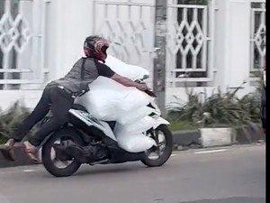 Bak Superman, Pemotor Nekat Bawa Barang Banyak Seperti Terbang