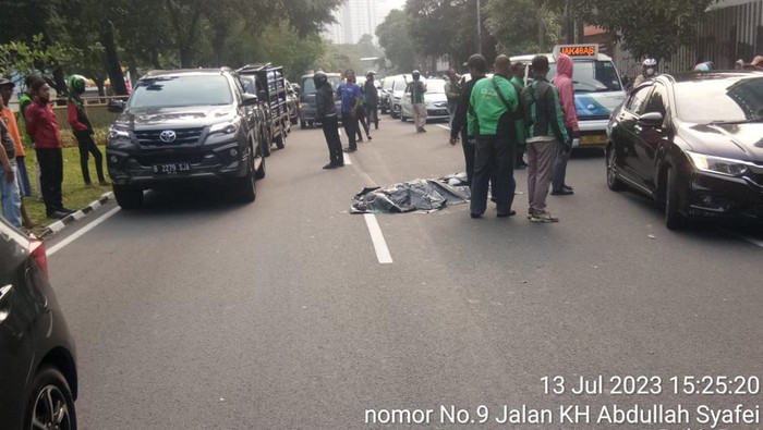 Pemotor wanita inisial RH tewas terlindas truk di Jl Abdullah Syafei, Tebet, Jaksel (Dok. Ist)