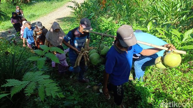 Wali murid membawa hasil bumi untuk mendaftar sekolah di MTs Pakis, Desa Gununglurah, Kecamatan Cilongok, Banyumas, Kamis (13/7/2023).