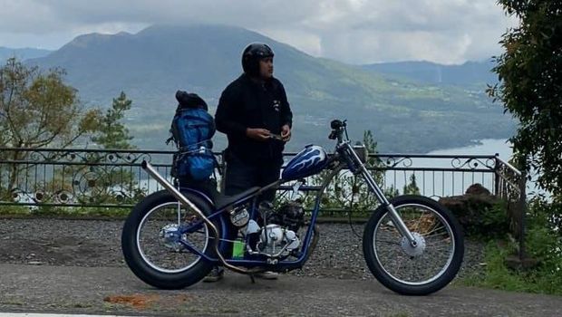 Penggemar motor custom Komang Chrisna Adi Putra di Bali, beberapa waktu lalu