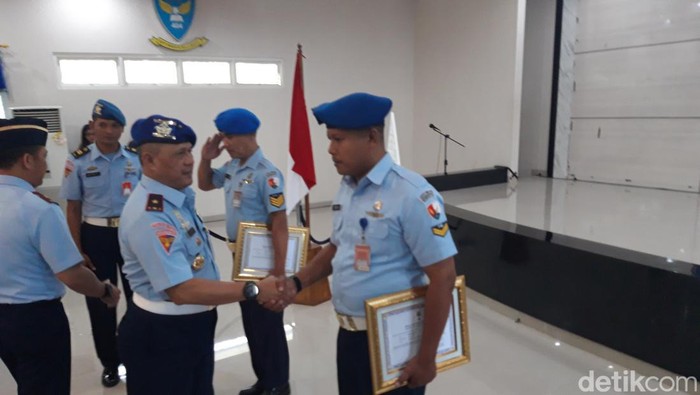 Penyerahan pernghargaan kepada anggota Satuan Polisi Militer TNI AU Lanud Adi Soemarmo Solo yang menangkap pencuri kabel, Kamis (13/7/2023).