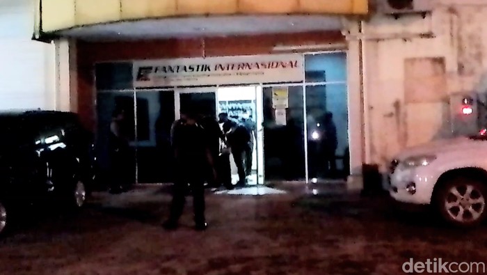 penyidik KPK membawa satu koper dan satu kardus usai melakukan penggeledahan di PT FI.
