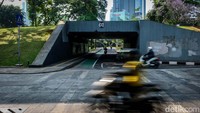 Pengendara melintas di kolong Semanggi arah Benhil, Jakarta, Kamis (13/7/2023). Pantauan pukul 09.00 WIB, kolong Semanggi sudah dibuka untuk pengguna jalan.  