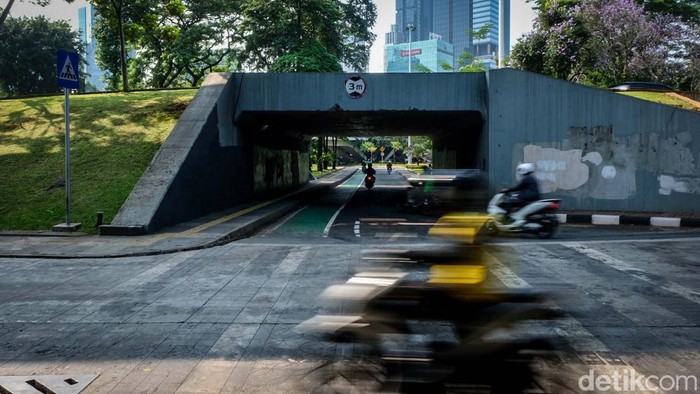 Perbaikan Jalan Selesai, Kolong Semanggi Arah Benhil Dibuka Kolong Semanggi yang mengarah ke Bendungan Hilir (Benhil), Jakarta dibuka kembali untuk pengendara. Sebelumnya, jalan ditutup karena ada pengaspalan.