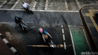 Tampak jejak ban di jalan yang baru diaspal. Menurut informasi, kolong Semanggi dibuka kembali sekitar pukul 08.00 WIB.  