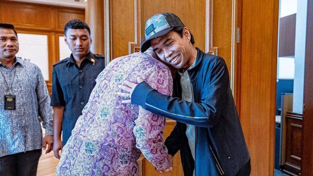 Perdana Menteri Malaysia Anwar Ibrahim menerima kunjungan Ustaz Abdul Somad Batubara, pendakwah yang berasal dari Sumatera Utara, Republik Indonesia yang juga dalam rangka siri ceramah di Malaysia minggu ini. (Instagram @anwaribrahim_my)