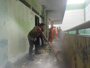 Petugas Gabungan Bersih-bersih Pasar Tanah Abang Blok G Pagi Ini