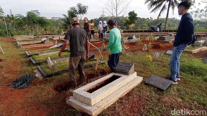Petugas dan keluarga memeriksa kondisi makam yang ambles di TPU Aisha Rashida Kota Tasikmalaya.